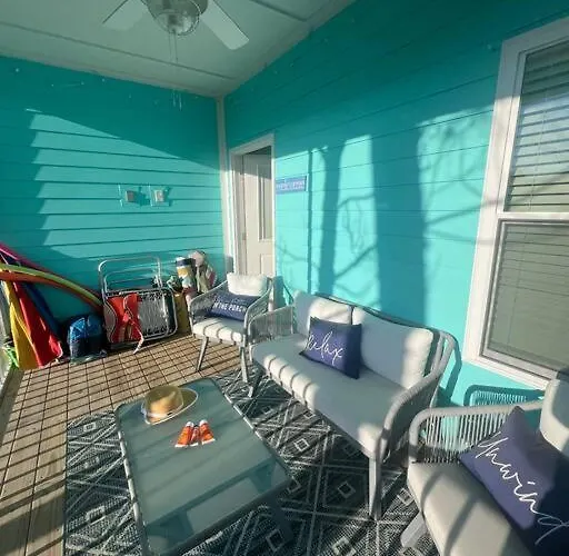 6011 New Listing 1 Minute To 2 Pools