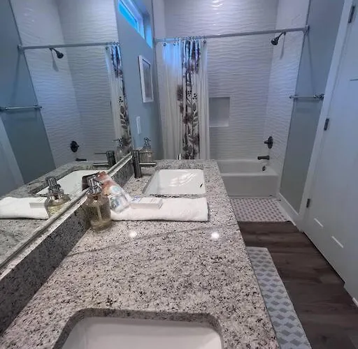6011 New Listing 1 Minute To 2 Pools
